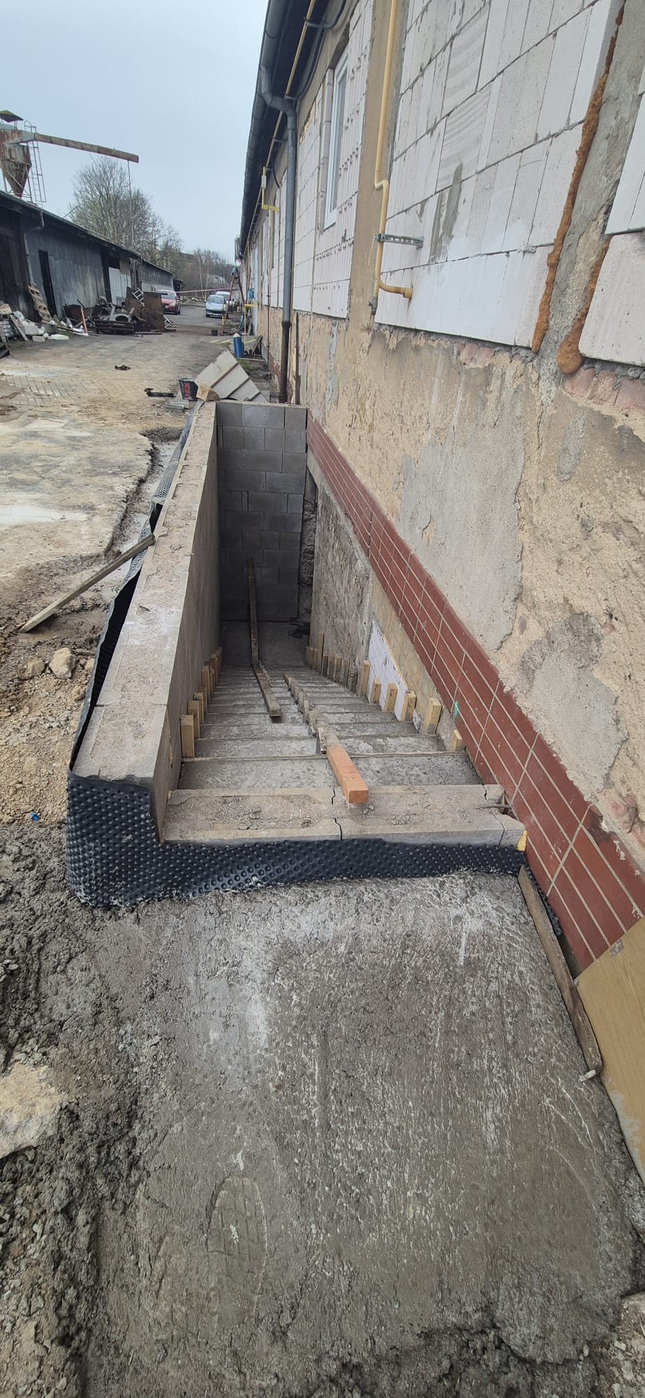 Vybetonované schody – laser game aréna Chrudim, březen 2026