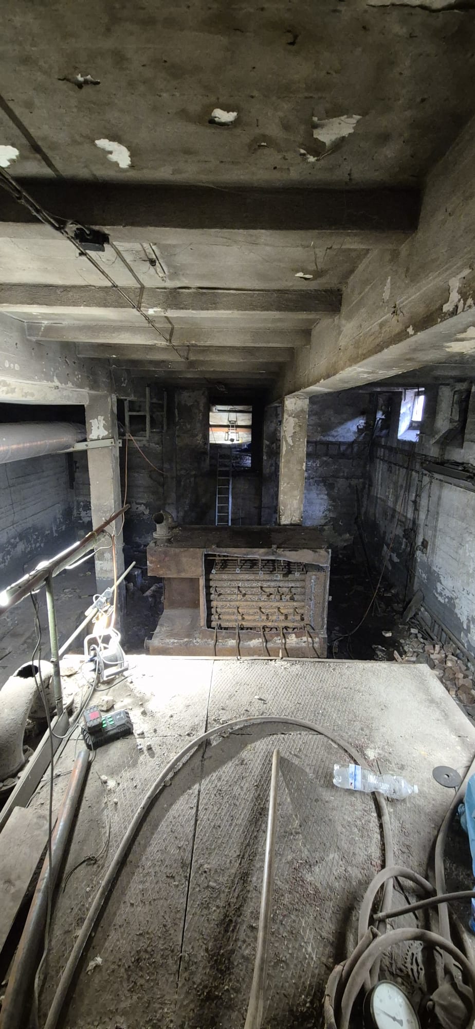 Rozřezávání kotlů v areálu laser game Chrudim