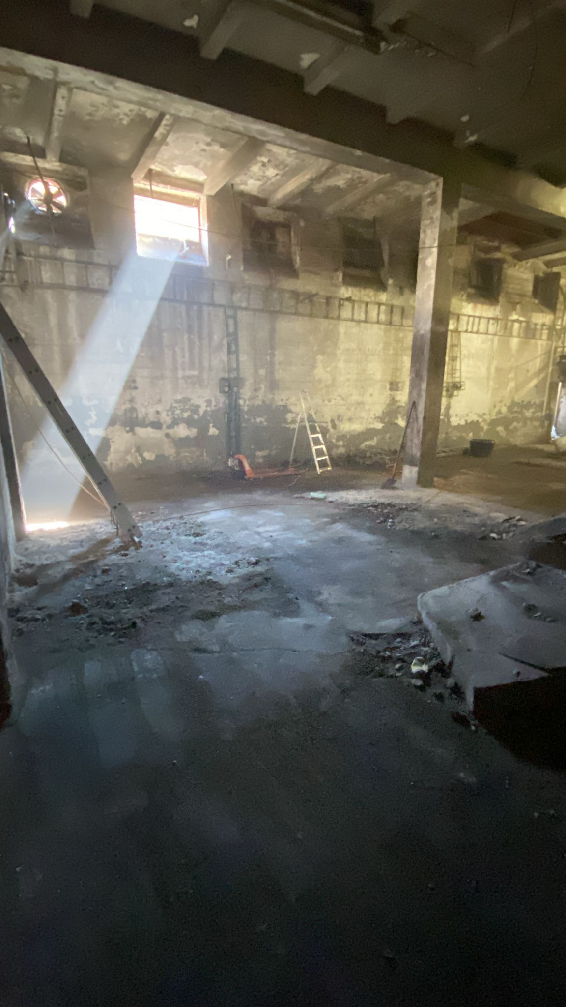 Pohled do haly s vyčištěnými pecemi a sutí – stavba laser game